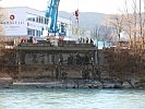 Zwei Schneeladerampen werden jedes Jahr in Innsbruck errichtet, um den Schnee von Straßen und Parkflächen loszuwerden.