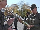 Die Kommandantin des Versorgungsregiments 1, Oberstleutnant Jasmine Krutzler, überreicht die Auszeichnung an den "Soldaten des Jahres 2021" Hauptmann Marco Schutti.