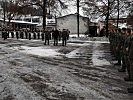 Militärkommandant Brigadier Gunther Hessel und Landessicherheitsrat Christian Gantner schreiten die Front der Rekruten ab. Das Kommando über die ausgerückte Truppe führte Oberst Werner Greußing (l.)