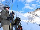 Soldaten des Lawineneinsatzzuges beim Sondieren.