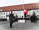 Die Bundesdienstflagge wird gehisst.