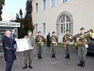 Übergabe der Spendensumme an den Direktor der Caritas Salzburg, Johannes Dines, durch Brigadier Anton Waldner.