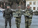 Brigadier Ingo Gstrein überreichte die neuen Uniformen an den Kommandanten der 1. Jägerkompanie des Jägerbataillons 6 und der 2. Jägerkompanie des Jägerbataillons 23.