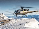 Eine "Alouette" III landet im Gebirge.