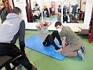 Im Kraftraum wurden "Sit-Ups", Liegestütze und Klimmzüge überprüft.