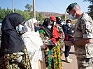 Oberst Klaus Schadenbauer überreicht der Witwe eines malischen Soldaten eine Ehrenmedaille.