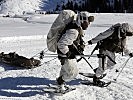 Ebenso ist der Transport durch Soldaten eine im Hochgebirge immer noch durch Witterung oder Geländegegebenheiten notwendige und kräfteraubende Methode.