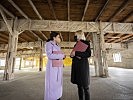 Verteidigungsministerin Klaudia Tanner mit der Direktorin der KZ-Gedenkstätte Mauthausen, Barbara Glück, l.