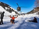 Einweisung der "Alouette" III durch Einsatzkräfte.