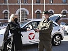 Verteidigungsministerin Klaudia Tanner übergab fünf mit Wasserstoff betriebene Autos.