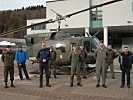 Brigadier Gunther Hessel (l.) und Landesrat Christian Gantner (2.v.l) mit der Hubschrauber-Besatzung.