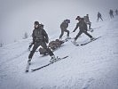 Nach einer erfolgreichen Bergung gilt es, Verletzte möglichst rasch und schonend ins Tal zu bringen.