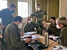 Major Markus Matschl, r., bei einer Besprechung mit Offizieren des Jägerbataillons Salzburg und des Jägerbataillons 8.