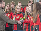 Die Frauen des Heereslogistikzentrums bekamen ein Blumengesteck überreicht.