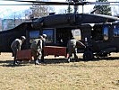 Der Hubschrauber wird durch die Führungsunterstützungssoldaten des Radarbataillons beladen.