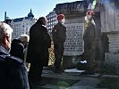 Kranzniederlegung vor der Gedenkstätte am Morzinplatz.