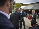 Ministerin Tanner übergibt die Urkunden an die "Partner des Bundesheeres".