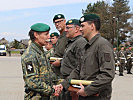 Brigadier Hofer ehrt Wachtmeister Batzula, r., vom Jägerbataillon 12.