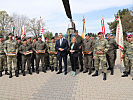 Gruppenfoto der Soldaten des Jahres mit Bundeskanzler Nehammer und Verteidigungsministerin Tanner.