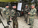 Brigadier Gerhard Pfeifer wies Korpskommandant Thomas Süssli (2. von links) und General Robert Brieger in die "logistische Einsatzführung im Hochgebirge" ein.