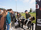 Lehrlinge der Fliegerwerft erklären ihre Aufgaben.