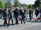 V.l.: Reißner, Brieger, Schützenhöfer, Tanner mit den angetretenen Soldaten.