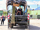 Platz nehmen im Bagger - beim Girls' Day in Salzburg.