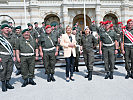 Klaudia Tanner im Kreise der Militärmusikerinnen und Militärmusiker.