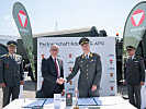 Gerhard Christiner, Vorstand APG und Generalmajor Andreas Pernsteiner nach der Unterzeichnung des Partnerschaftsjubiläums.