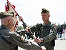 Brigadier Promberger, l., übergibt die Insignie an Brigadier Luttenberger.