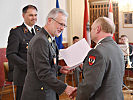 Peter Kaiser vom Roten Kreuz (hinten links) und Oberst Leopold Schieder bei der Verleihung.