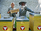 Klaudia Tanner bei den Bundesheer-Bienenstöcken in der Wiener Maria-Theresien-Kaserne.