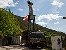 Die Antenne ist hydraulisch bis 13 Meter Höhe aufrichtbar.