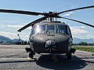 Am Flugplatz Hohenems ist ein "Black Hawk"-Hubschrauber bereit.