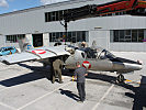 Ein Team der Fliegerwerft 2 setzt das Luftfahrzeug zusammen.