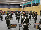 ...verfolgten das Standkonzert der Militärmusik Salzburg.