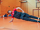 Fabio Özelt und die Schüler beim Training in der Sporthalle.