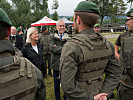 Der Oberbefehlshaber des Bundesheeres im Gespräch mit Soldaten.