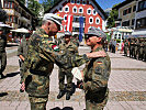 General Michael Matz, l., ist stolz auf seine Soldaten.