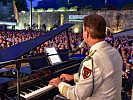 Der Kärntner Militärkapellmeister Oberst Dietmar Pranter begeistert die Zuhörer mit seinen Liedern.