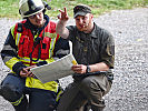 Der Einsatzleiter der Feuerwehr wird durch den Offizier vom Tag eingewiesen.