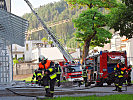 Die Drehleiter wird in Stellung gebracht und der Brandschutz aufgebaut.