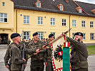 Rekruten sprechen das Treuegelöbnis an der Insignie.