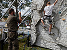 Die Kletterwand auf der Sportinsel.