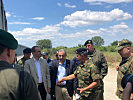 Dr. Arnold Kammel und Dr. Konstantinos Balomenos bei einem griechischen Grenzstützpunkt.
