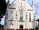 Die Musiker vor der Kulisse der Hietzinger Pfarrkirche Mariä Geburt.