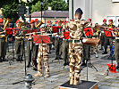 Die Gardemusik spielt bei hochsommerlichen Temperaturen.