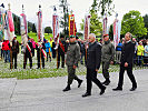 Abschreiten der Front, v.l.: Brigadier Waldner, Landtagsabgeordneter Schöchl, Oberst Nussbaumer und Bürgermeister Mooslechner.