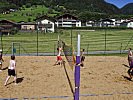 Sportlich gefordert sind alle beim Beachvolleyball.