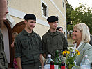 Klaudia Tanner im Gespräch mit den Soldaten.